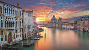 Canal de Venecia anochecer